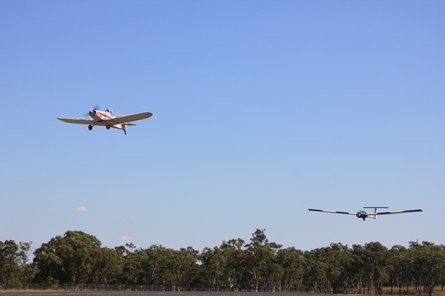 Warwick Aerodrome - glider and plane taking off